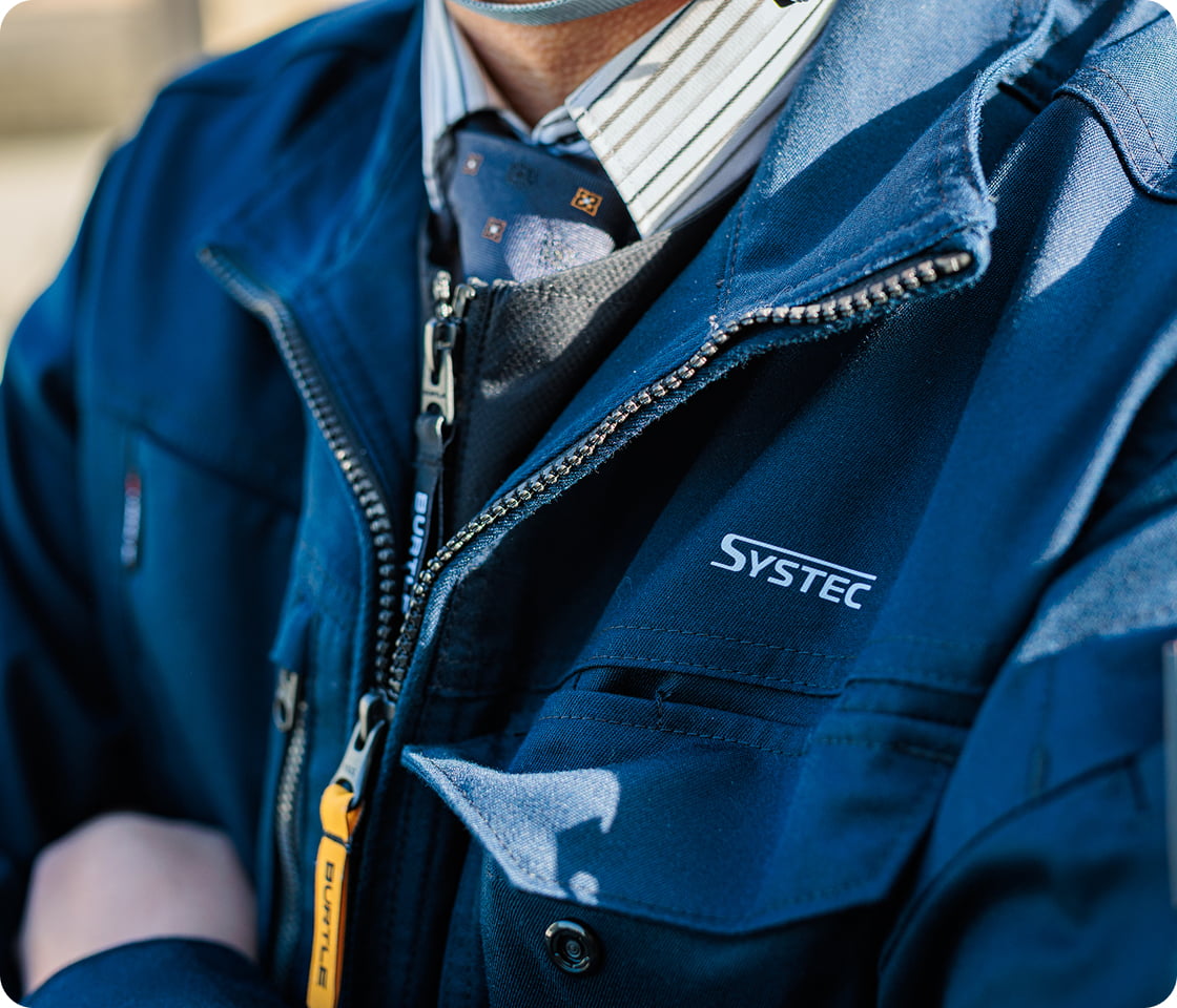 システックの技術者が現場で作業する様子